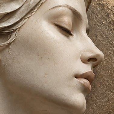 Detail: profiel in marmer en goud