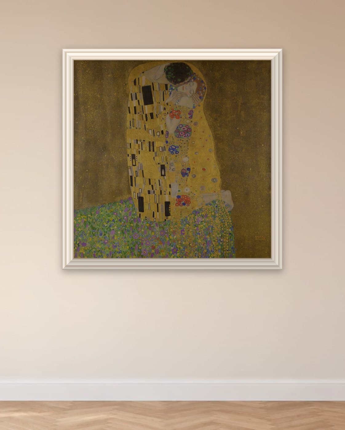 De kus van Gustav Klimt: op de muur geprint en omlijst met een echte sierlijst