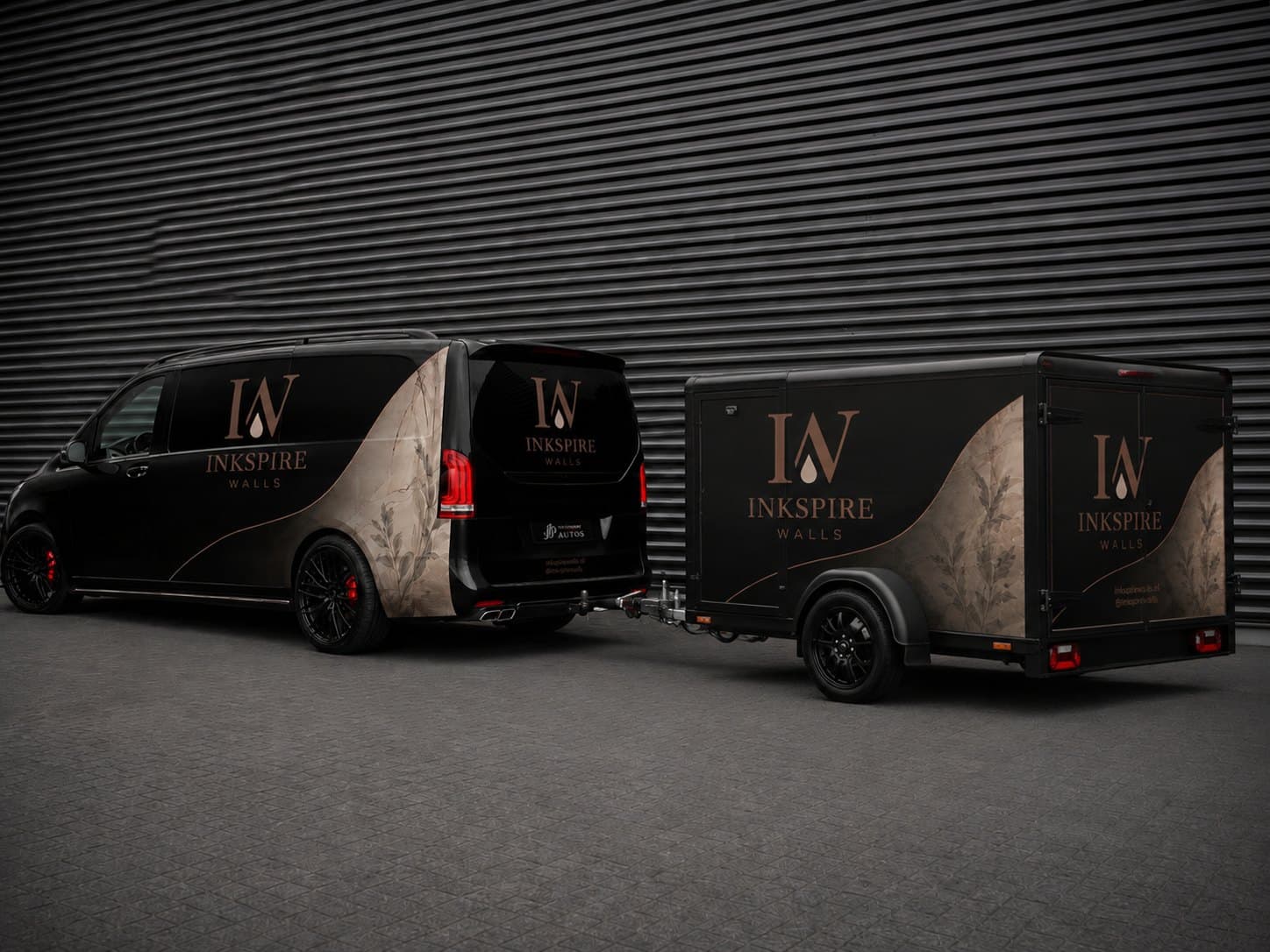 Zwarte Inkspire Walls-bus met aanhanger in de huisstijl, met logo en botanisch ontwerp